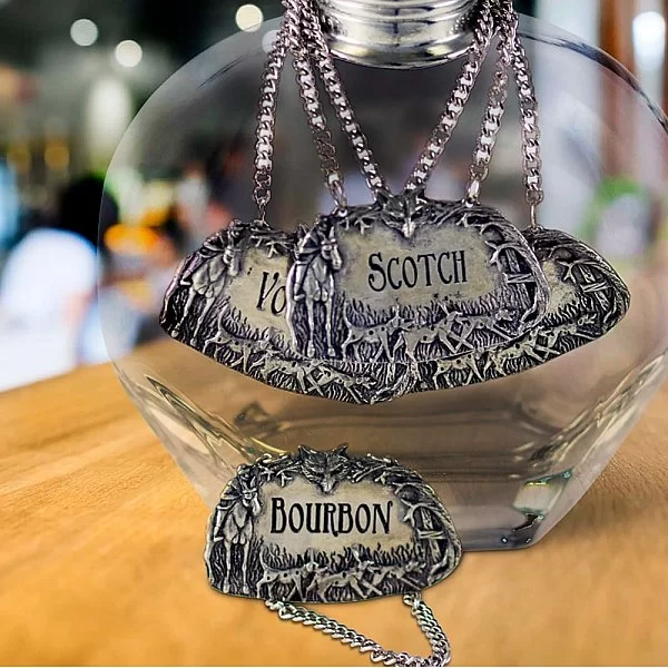 Декоративная табличка на цепочке для графина "Виски", длина 6 см, олово,Vagabond House, США, VAG-B135HW - изобр. 8