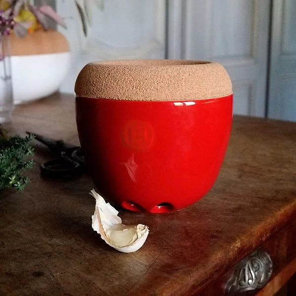 Емкость для хранения чеснока объем 0,94 л, 14,5x13,5 см, материал керамика, цвет гранат, Emile Henry, Франция, 348763 - изобр. 12